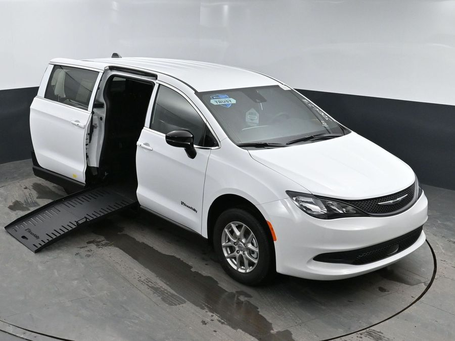 2025 Chrysler Voyager LX