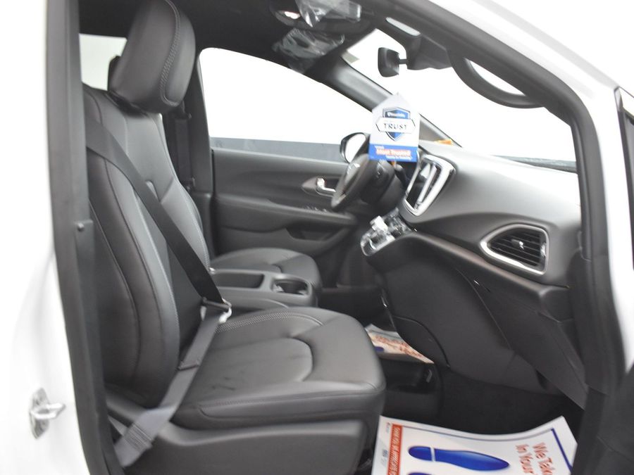 2025 Chrysler Voyager LX