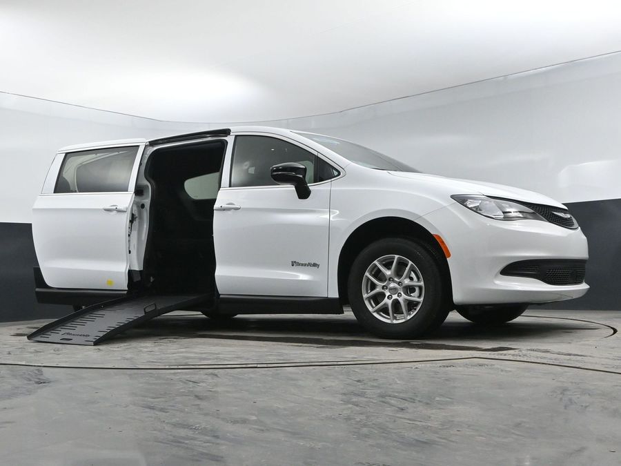 2025 Chrysler Voyager LX