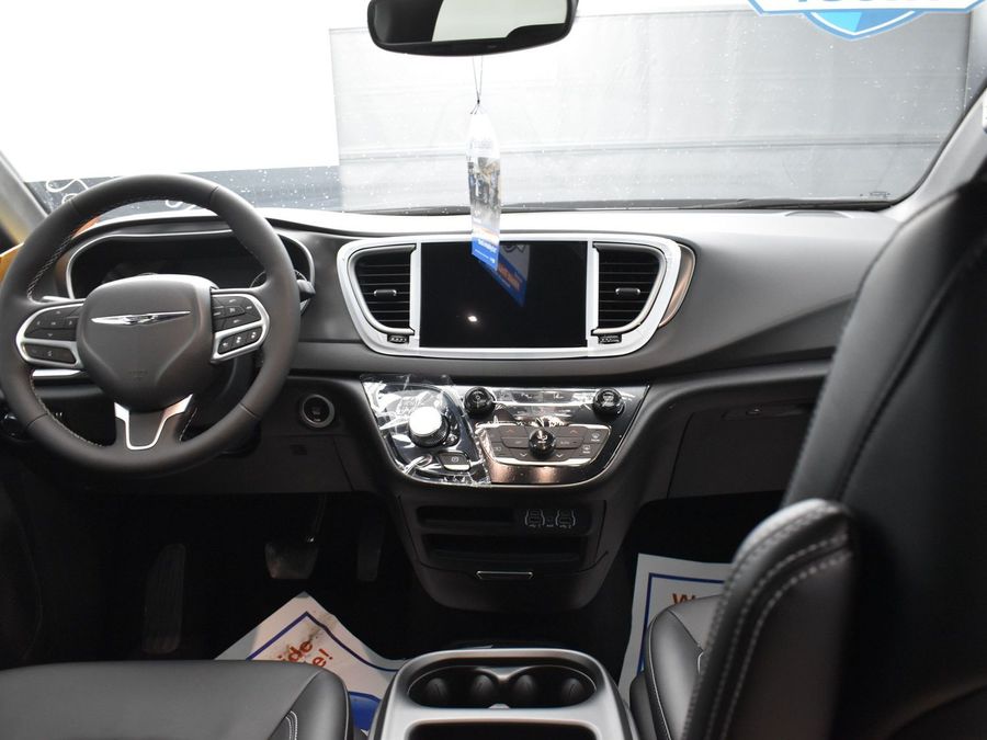 2025 Chrysler Voyager LX