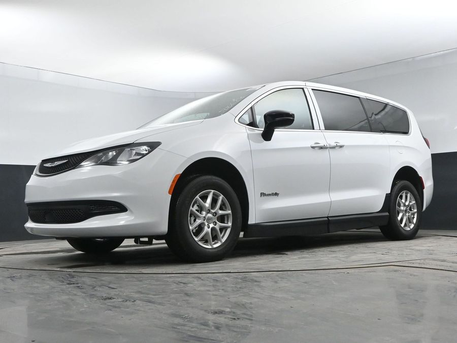 2025 Chrysler Voyager LX