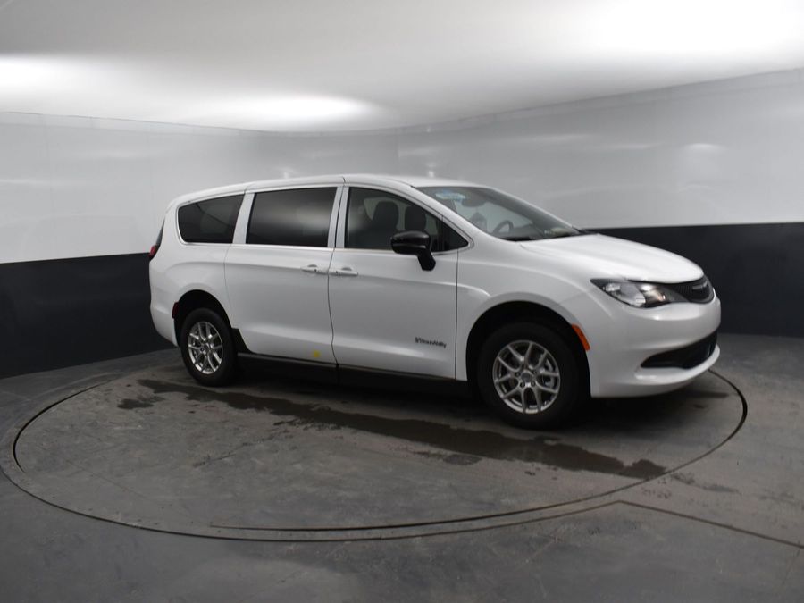 2025 Chrysler Voyager LX