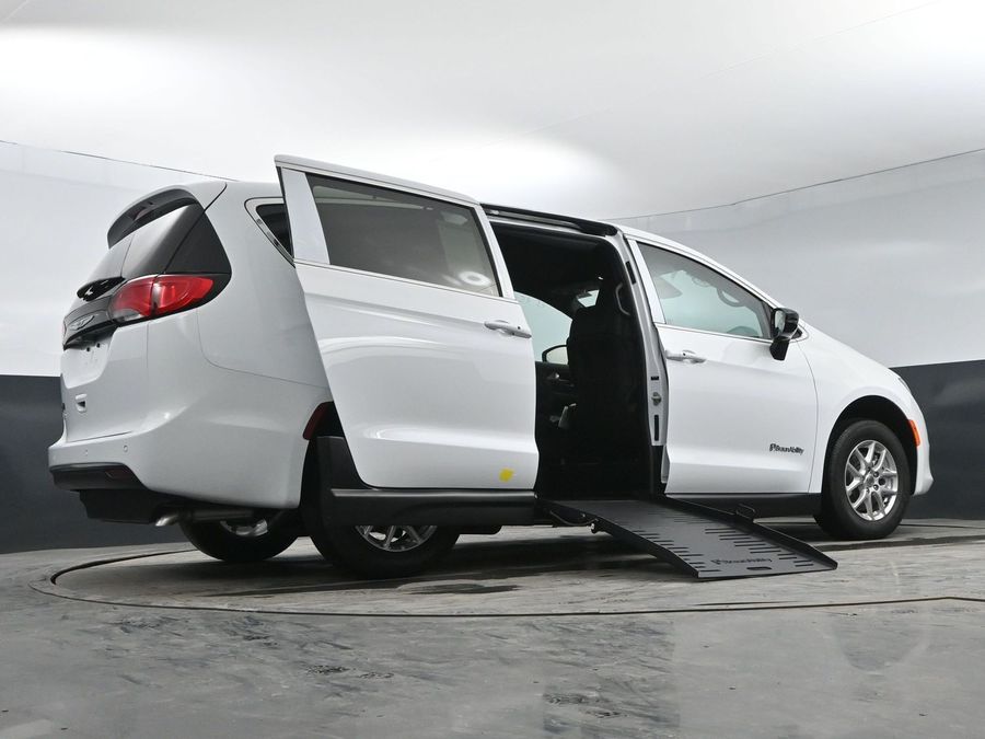 2025 Chrysler Voyager LX