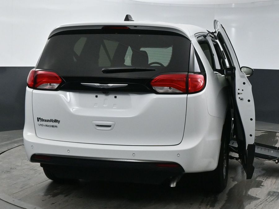 2025 Chrysler Voyager LX