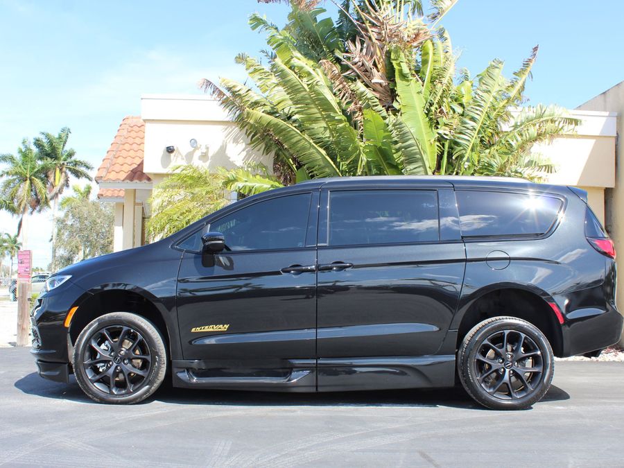 2022 Chrysler Pacifica Touring L