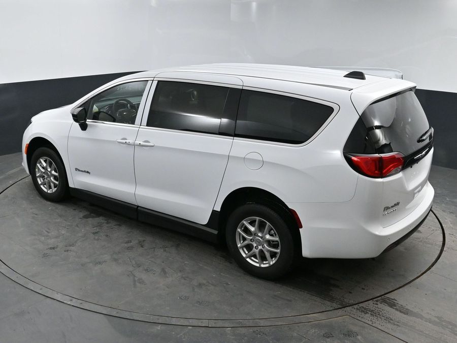 2025 Chrysler Voyager LX