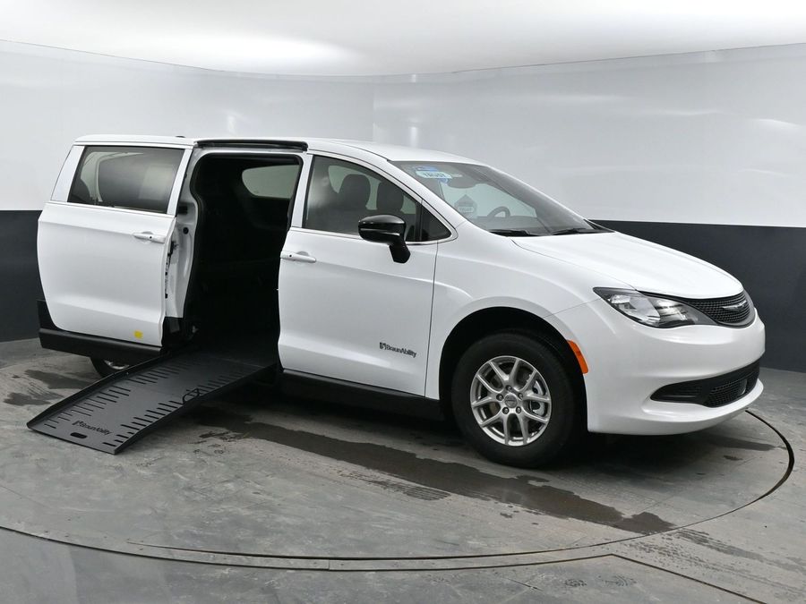 2025 Chrysler Voyager LX