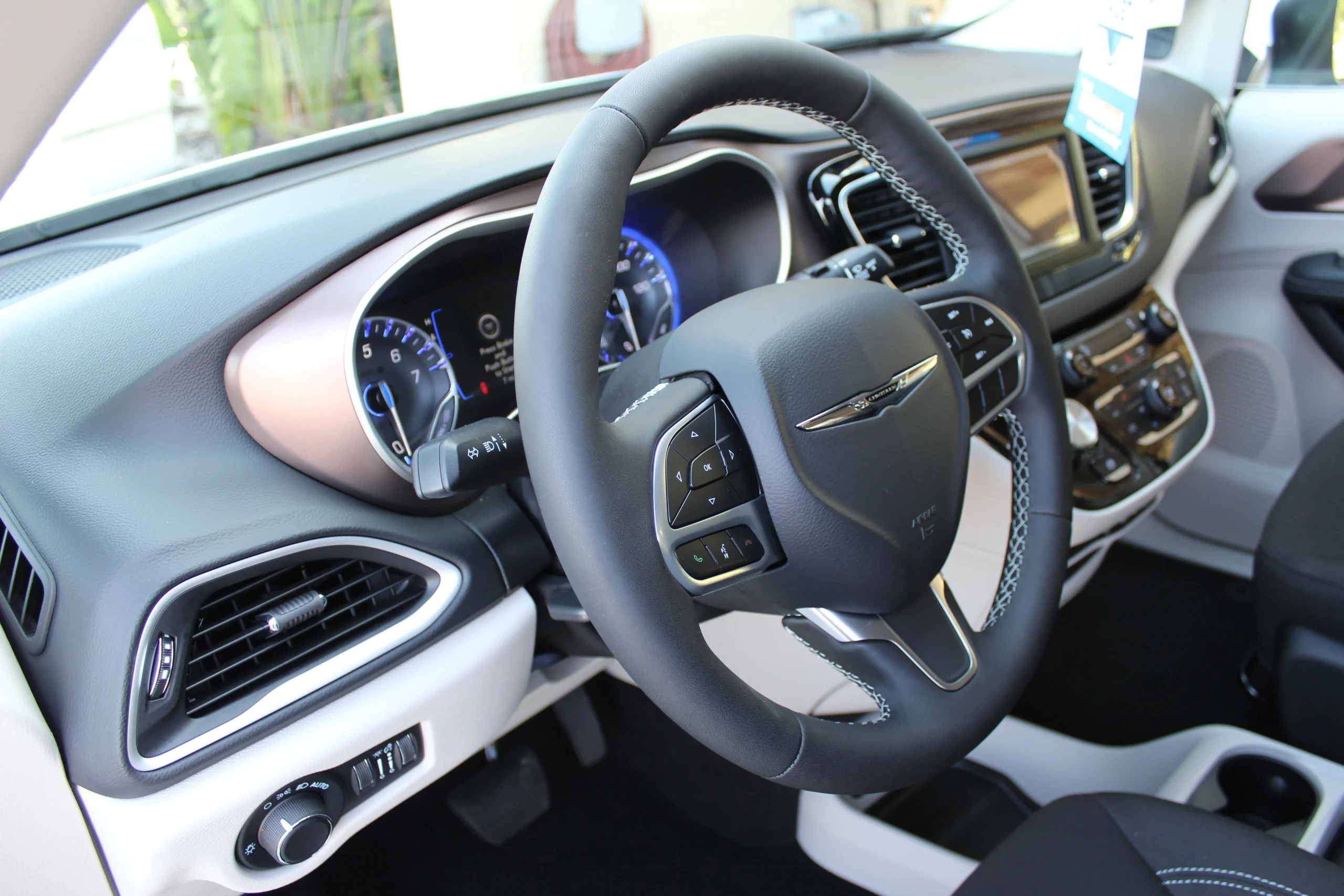 2023 Chrysler Voyager LX