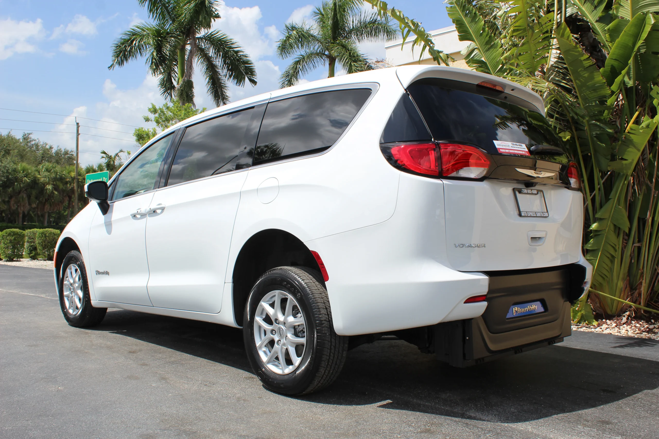 2023 Chrysler Voyager LX