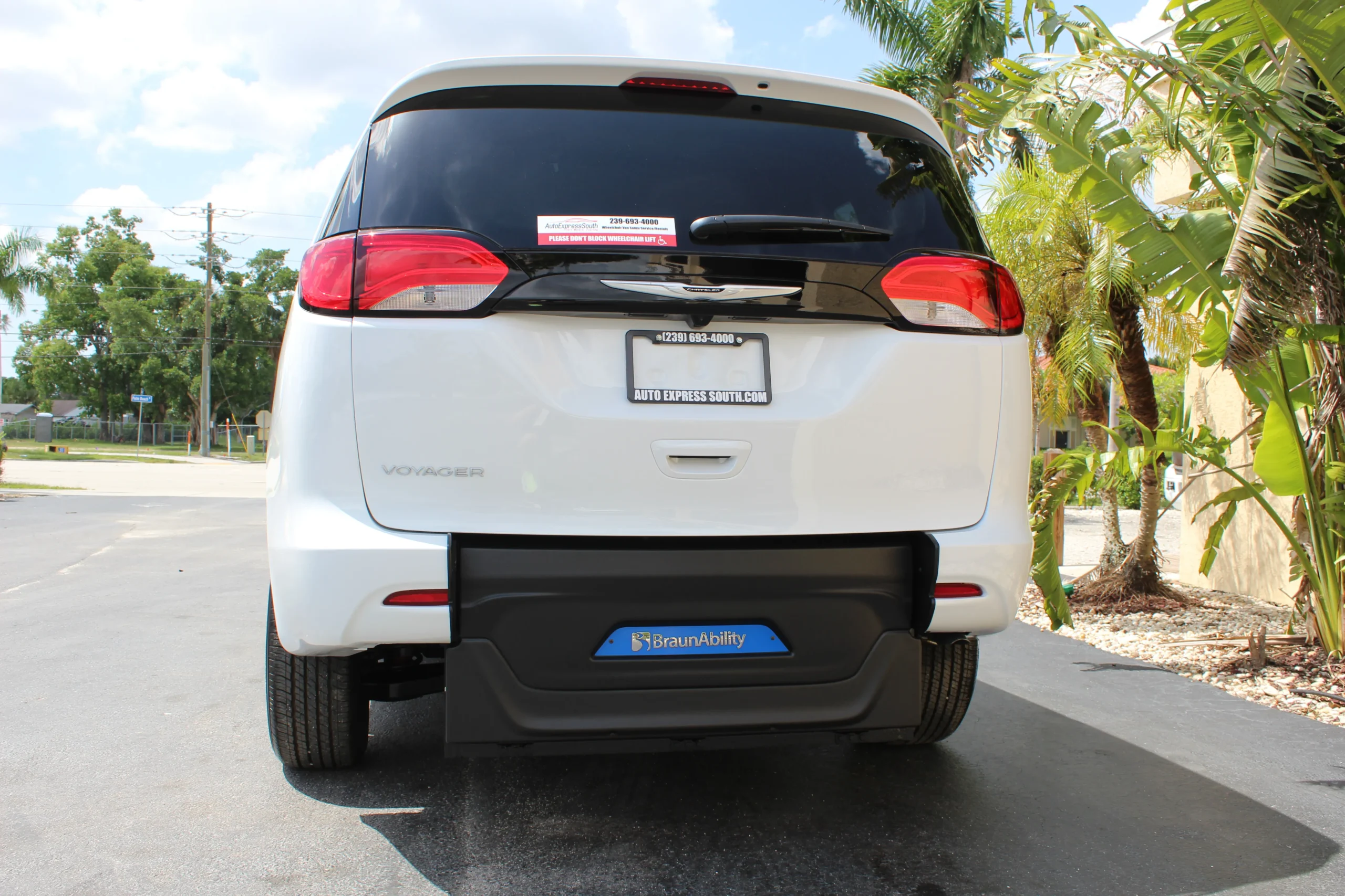 2023 Chrysler Voyager LX